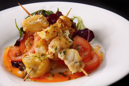 BROCHETAS DE CARNE Y ENSALADA CAESSAR